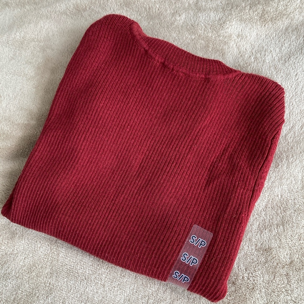 Uniqlo Red Burgundy Turtleneck Sweater with Ribbed Knit Texture 100% Wool Size S